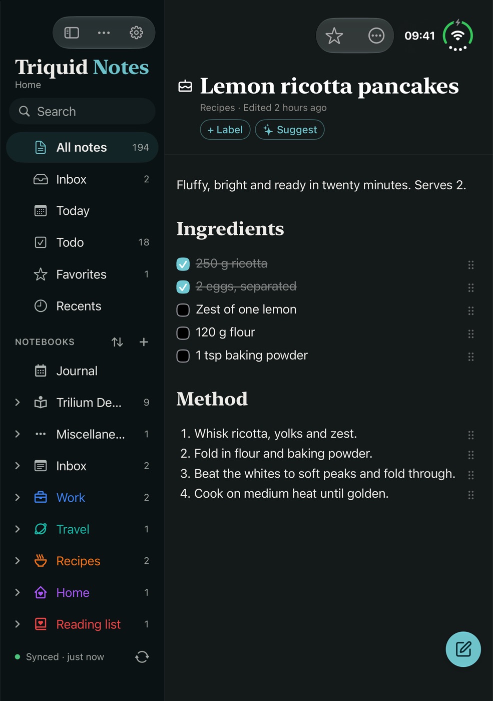 Triquid Notes op een opengevouwen iPhone Duo, staand vastgehouden: het menu op het linkerderde, de notitie op de rest.